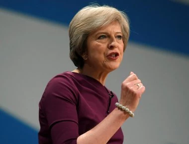 Βρετανική κρίση: Η Τ.Μέι παίζει το «κεφάλι» της για να περάσει το δικό της «μαλακό» Brexit